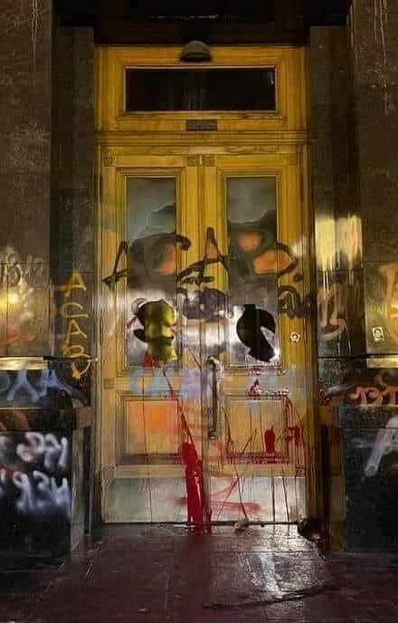 Разрисованные в ходе протеста двери Офиса президента Украины хотят продать на аукционе | Канобу - Изображение 4486