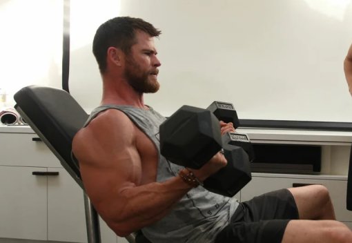 «Тор»: Крис Хемсворт поделился видео со своей безумной тренировкой и прокачкой мышц