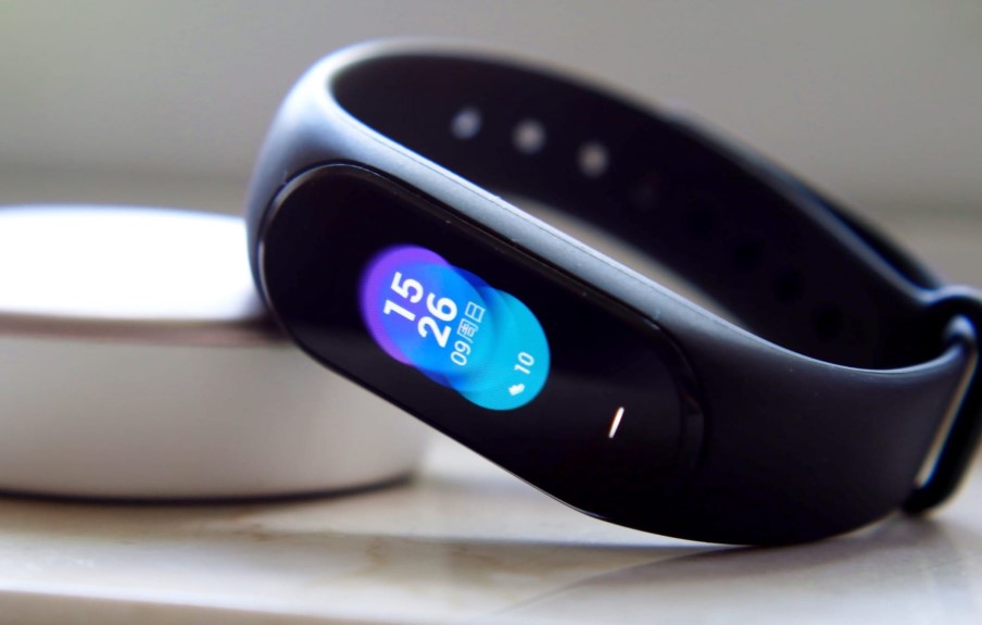 Xiaomi Mi Band 4: появились «живые» фото включенного фитнес-трекера